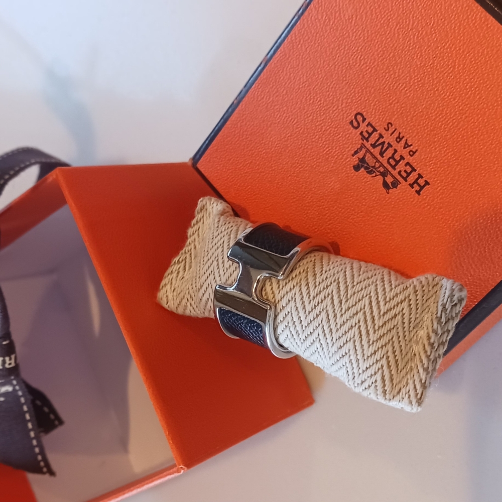 Size 8 authentic Hermes  H ring.